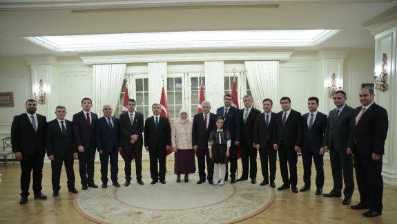 Başbakan Yıldırım ve Bakan Yılmaz, 81 ilden gelen öğretmenlerle iftarda bir araya geldi